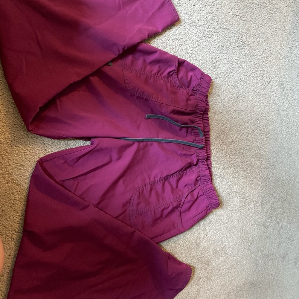 Scrub lot!! Size large! Super comfortable.